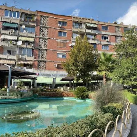 In Skanderbeg Square - Center 1 地拉那