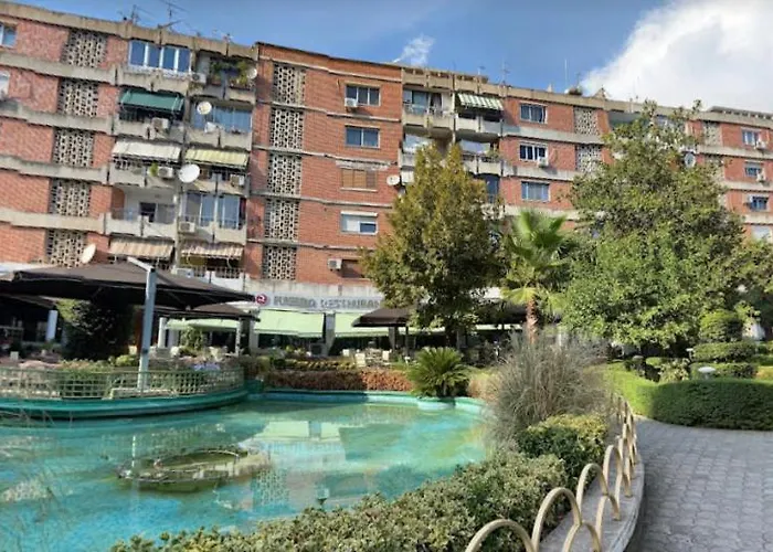 In Skanderbeg Square - Center 1 地拉那